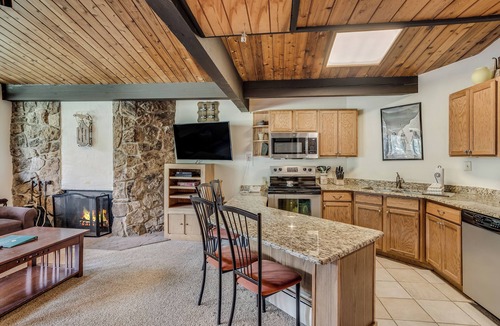 Snowmass Village Condo | 🏔️Slopeside~Hot Tub~Top Floor~Studio Standard 413🏔️