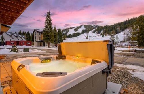 Old Town House | Slopeside Villa 126 Next To WP Resort I Steam Shower I Great Views I Private Hot Tub I Activity Program