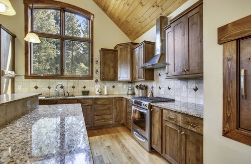 Old Town House | Slopeside Villa 126 I Ski Views I Private Hot Tub I Bunks I Steam Shower I Discounted Attractions