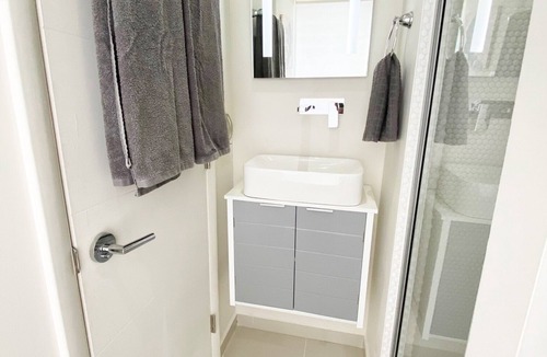 Downtown Hollywood Apartment | Small Studio Downtown Hollywood Queen Bed LUX 23