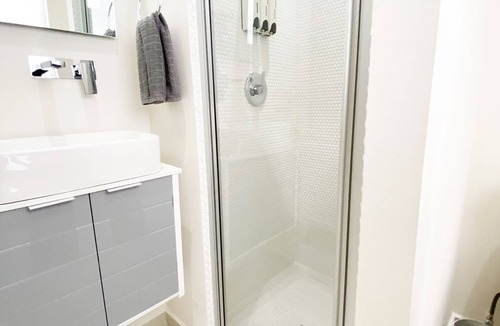 Downtown Hollywood Apartment | Small Studio Downtown Hollywood Queen Bed LUX 23