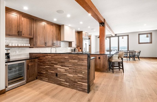 Four O'Clock House | Snowflake Lodge: Sleeps 20, 6 Ensuite Bedrooms