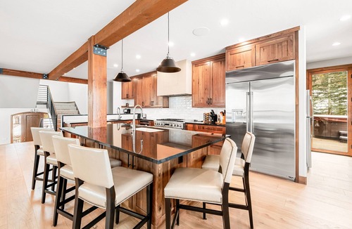 Four O'Clock House | Snowflake Lodge: Sleeps 20, 6 Ensuite Bedrooms