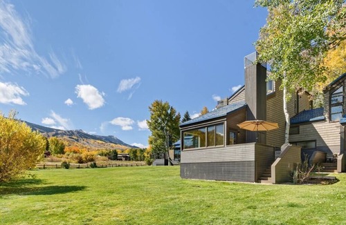 Snowmass Village Condo | Snowmass Alpine Escape: Golf Course & Scenic View
