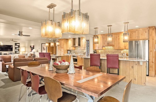 Snowmass Village Condo | Snowmass Mountain Views! Spacious Condo w/Large Kitchen, 2 Living Rooms, Pool & Outdoor Hot Tub