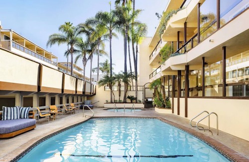 Laguna Beach Hotel | Soak Up Sun with Beach Loungers, Outdoor Pools & Walks to Laguna Art Museum