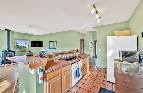 Nederland Cabin | Solar pwd Peaceful Mtn Retreat~fire pit~Ev charger~cornhole~foosball~starlink~AC