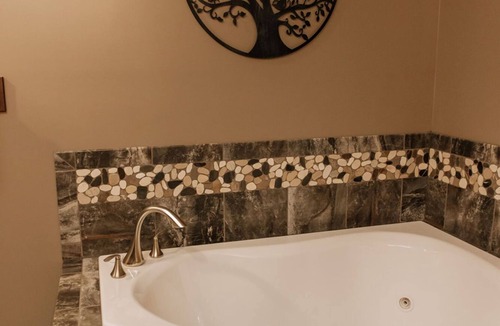 Dundee Cabin | Songbird Serenade Suite: Luxury, Lodge Suite in Amish Country, Ohio