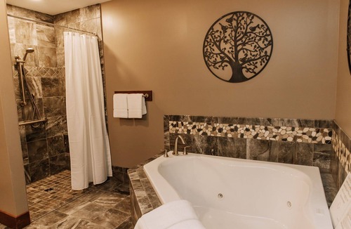 Dundee Cabin | Songbird Serenade Suite: Luxury, Lodge Suite in Amish Country, Ohio