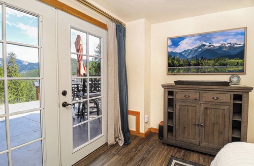 Grand Lake Ski Chalet | Sophisticated & Upscale Mountain Retreat with Panoramic Views