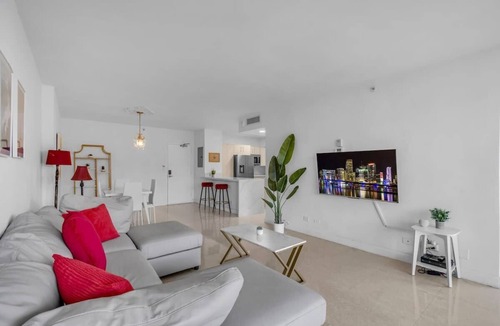 West Avenue Apartment | South Beach 2BR Bay View & Pool - Monthly Retreat