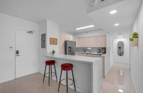 West Avenue Apartment | South Beach 2BR Bay View & Pool - Monthly Retreat