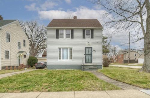 South Euclid House | South Euclid Home 10 Minutes to Cleveland Clinic