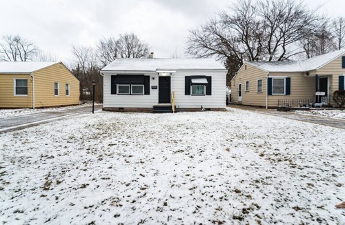 Cleveland House | South Euclid Spacious 3 BR 1.5 Bath Ranch Home