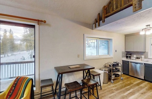 Winterwood Cabin | South-facing mountain-view cabin with deck, grill, fireplace & private hot tub