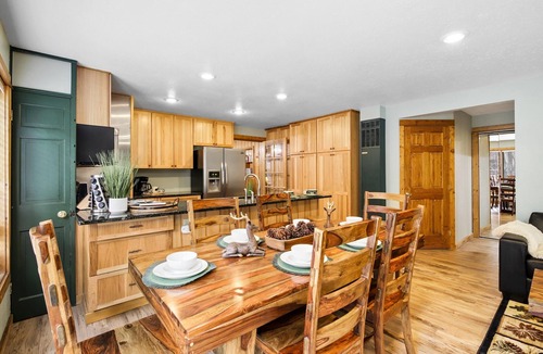 Estes Park House | SPA RIVER CABIN On River, Hot Tub, 5 Min RMNP, Steam Shower, Firepit, 2 Bath