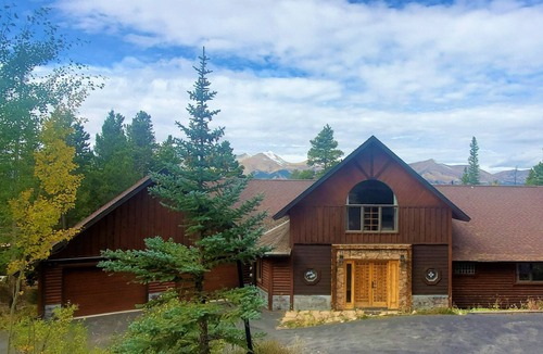 Woodmoor Cabin | Space Wrangler Lodge / Luxury Breckenridge Retreat