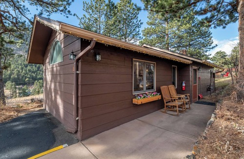 Estes Park Cabin | Spacious 1-bedroom cabin with king bed in Estes Park close to RMNP!