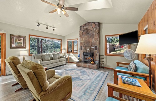 Estes Park Cabin | Spacious 1-bedroom cabin with king bed in Estes Park close to RMNP!