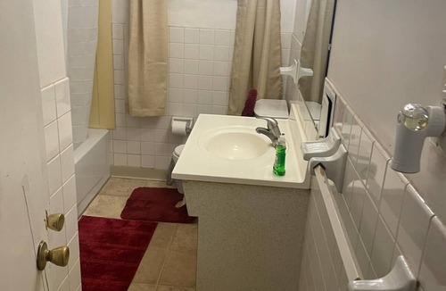 Garfield Heights Apartment | Spacious 2 Bedroom w 2 Queen Beds and full kitchen in Garfield Heights WIFI 17U
