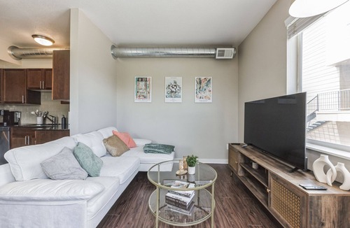 North Broadway - Holiday Apartment | Spacious 2 Story Apt, Gym, Garage, King Bed, 11209