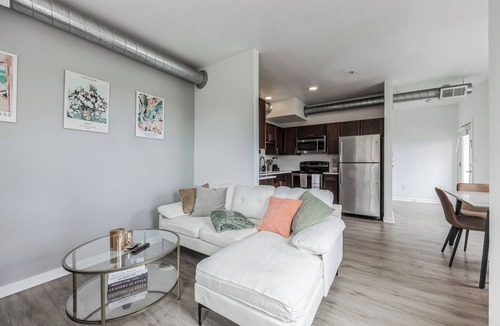 North Broadway - Holiday Apartment | Spacious 2 Story Apt, Gym, Garage, King Bed 208
