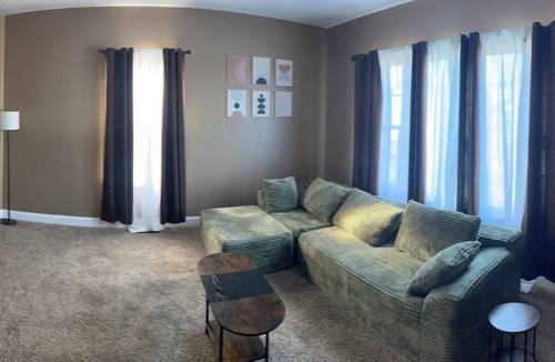 Findlay Apartment | Spacious 2BR Apartment. 3 Queen Beds. Sleeps 6. Findlay, OH