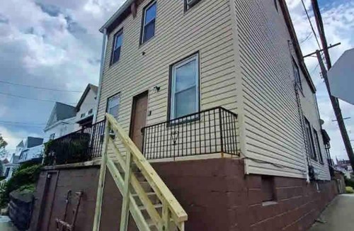 South Side Slopes House | Spacious 2BR South Side Retreat - Free Parking - Fast WiFi
