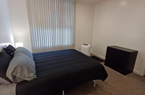 South Side Slopes House | Spacious 2BR South Side Retreat - Free Parking - Fast WiFi
