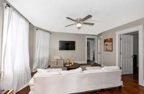 Tremont Apartment | Spacious 3-Bed In Vibrant Tremont