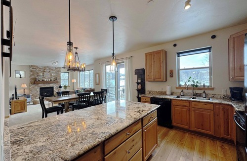 Winter Park Condo | Spacious 3BR, Perfect Downtown location w/Pool, Hot tub, & Shuttle Access