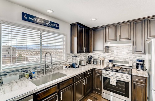 Henderson House | Spacious 3brd house with a pool mins from the strip & close to the Raider's HQ