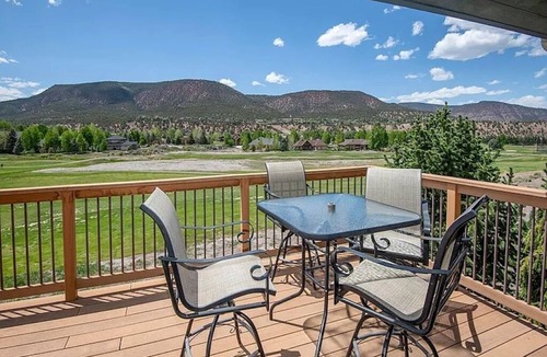 Gypsum House | Spacious 4 bdr house on golf course in Vail Valley with views