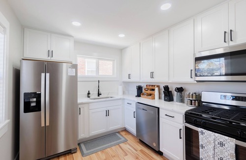 Old Brooklyn House | Spacious 4-bedroom house in awesome Cleveland with AC, WiFi