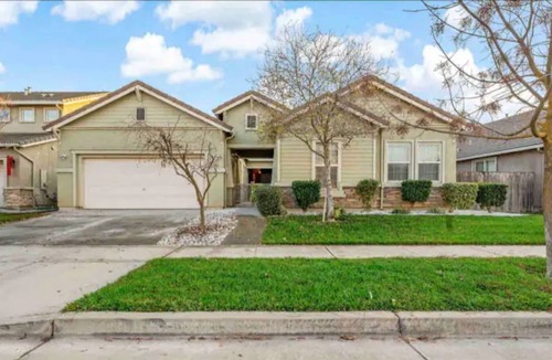 Merced House | Spacious 4 bedroom Home in Merced - free parking
