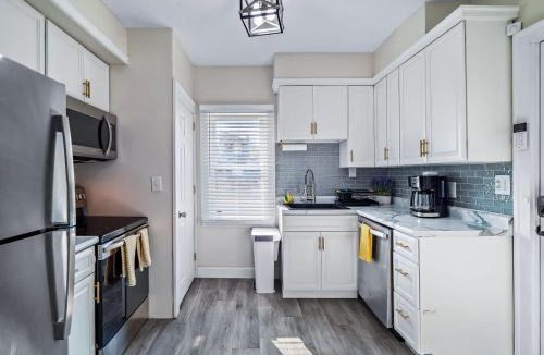 Cuyahoga Falls House | Spacious 4 Bedroom Sleeps 10 with Sauna and Hot Tub
