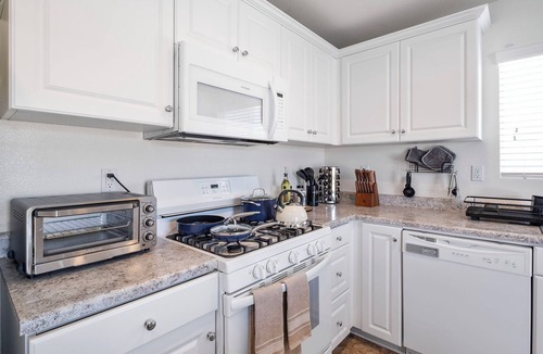 Victorville House | Spacious 4-bedroom house with backyard for families and pets