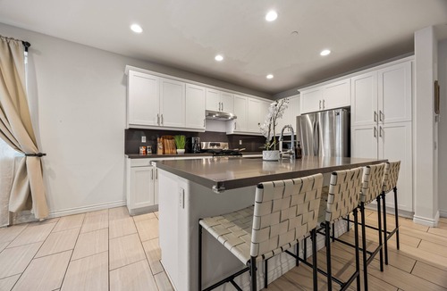 Ontario House | Spacious 4BE3BA house with Pool & Jacuzzi Ideal for extended stay