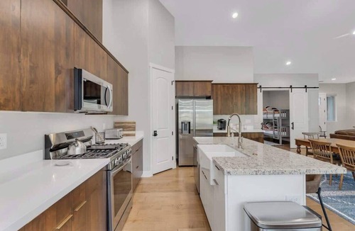 Williams House | Spacious 5BR Home with Studio & Hot Tub