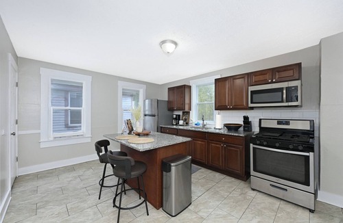 Tremont Apartment | Spacious 6-bedroom apartment in amazing Cleveland with WiFi, AC