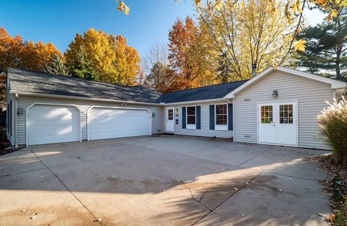 Avon Lake House | Spacious 7-bedroom house in lovely Avon Lake with AC, WiFi & close to Lake Erie