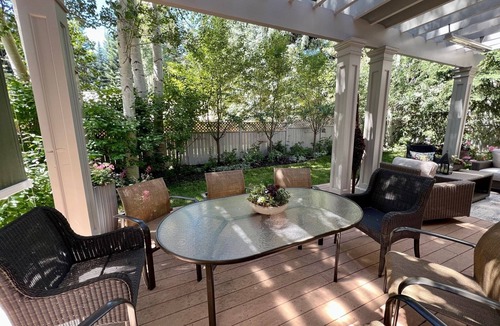 West End House | Spacious and cozy 5,000sf retreat walking distance to downtown!