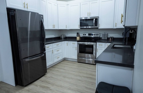 Mapleton Apartment | Spacious and modern basement apartment in serene Mapleton