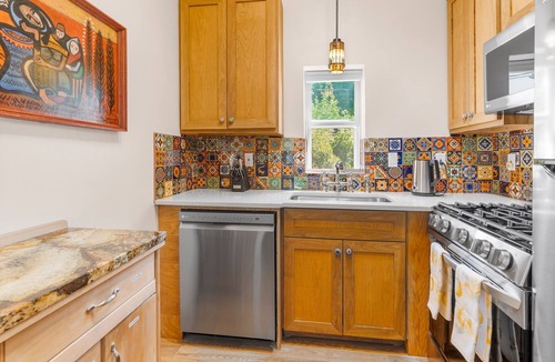 South Capitol House | Spacious & Beautifully Furnished 2Bed/2Bath by Railyard/Plaza!