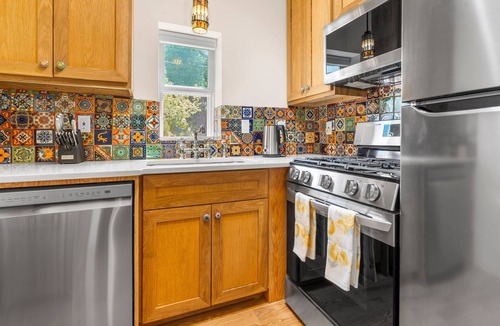 South Capitol House | Spacious & Beautifully Furnished 2Bed/2Bath by Railyard/Plaza!