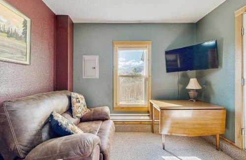 Drake House | Spacious cabin with stunning views, wifi, fully stocked kitchen & W/D