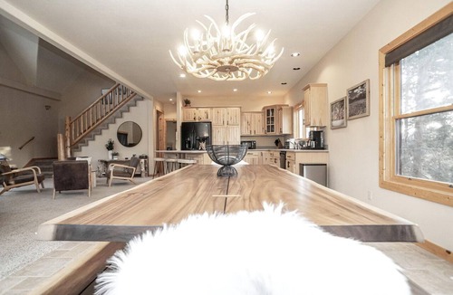 Grand Lake Cabin | Spacious Cabin with Foosball Table and Jacuzzi in Grand Lake, Colorado