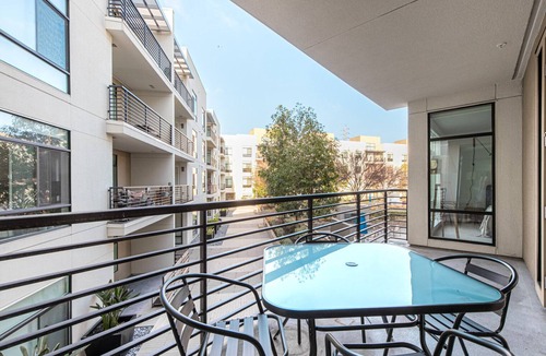 Campbell Apartment | Spacious Campbell 2BR w/Pool, Parking, walk to Groceries, by Blueground