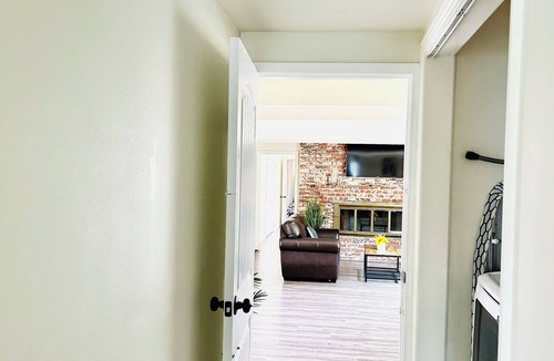 Westminster House | Spacious Disney , Beach Home for 14 people in charming Midway City