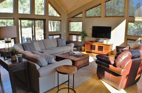 Hermosa House | Spacious Home with Views Backs to National Forest, Hot Tub on Deck, Dog Friendly
